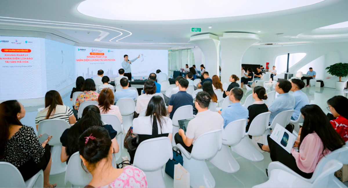 Buổi tập huấn chuyên đề “Khung pháp lý và nhận diện nguy lừa đảo tài sản mã hoá” tại Hà Nội, dành cho hơn 60 phóng viên, nhà báo đến từ các cơ quan báo chí, truyền hình và đơn vị truyền thông uy tín trong và ngoài nước, do VBA và Công ty 1Matrix tổ chức.