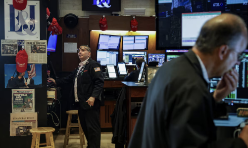 Cổ phiếu Apple đưa chứng khoán Mỹ lập kỷ lục mới, giá dầu giảm vì tin Mỹ - Nga