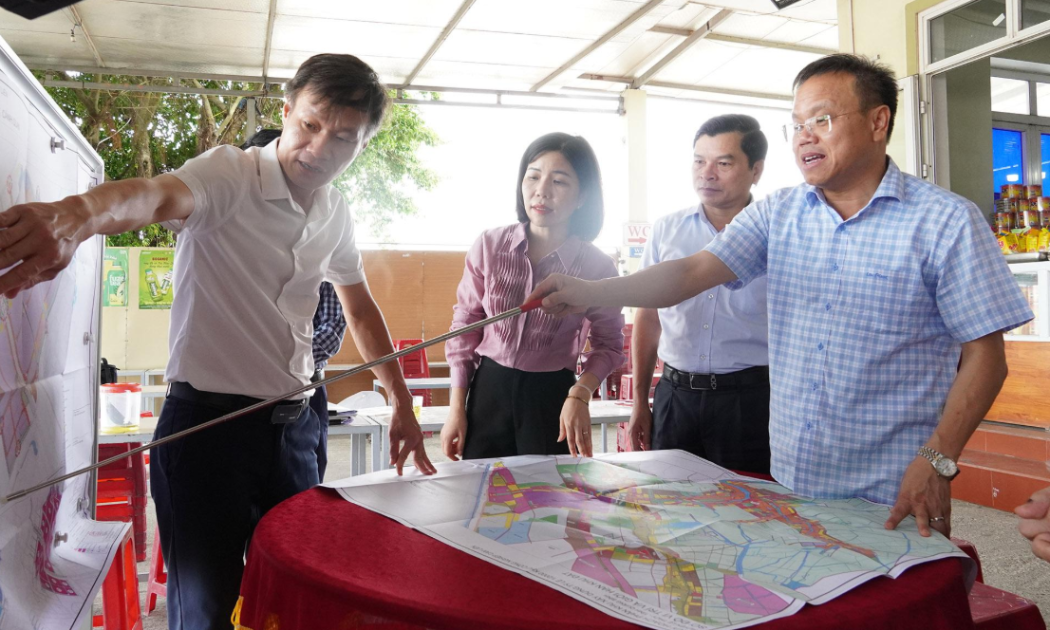 Phó Chủ tịch UBND tỉnh Quảng Trị Lê Đức Tiến xem xét quy hoạch tổng thể kiến trúc, cảnh quan Khu công nghiệp Cam Liên