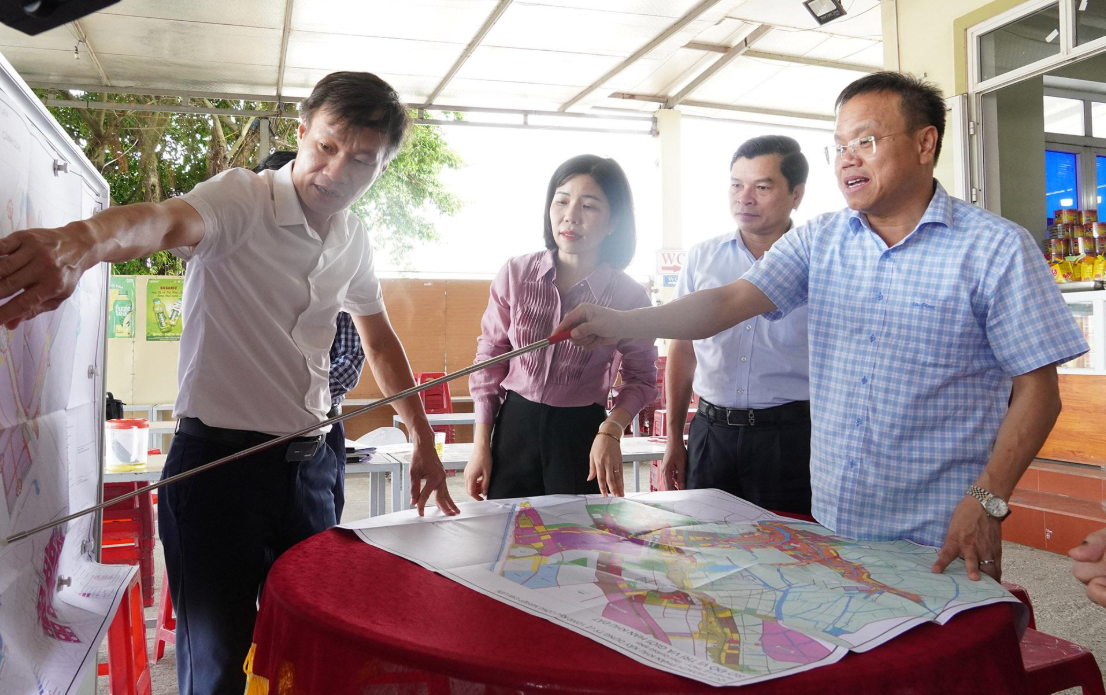 Phó Chủ tịch UBND tỉnh Quảng Trị Lê Đức Tiến xem xét quy hoạch tổng thể kiến trúc, cảnh quan Khu công nghiệp Cam Liên
