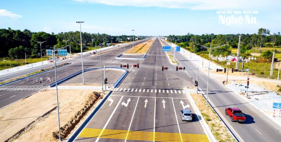 Dự án Đại lộ Vinh - Cửa Lò được triển khai qua 2 giai đoạn. Giai đoạn I có tổng mức đầu tư 1.400 tỷ đồng, giai đoạn II là 1.415 tỷ đồng. Đến nay, công trình đã đưa vào khai thác với hai chiều đường, gồm 12 làn xe. Ảnh tư liệu: Thành Cường