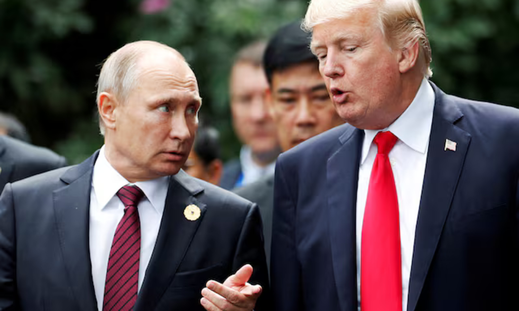 Tổng thống Mỹ Donald Trump (phải) và Tổng thống Nga Vladimir Putin trò chuyện khi cùng tham dự Hội nghị thượng đỉnh APEC ở Đà Nẵng, Việt Nam ngày 11/11/2017 - Ảnh: Reuters
