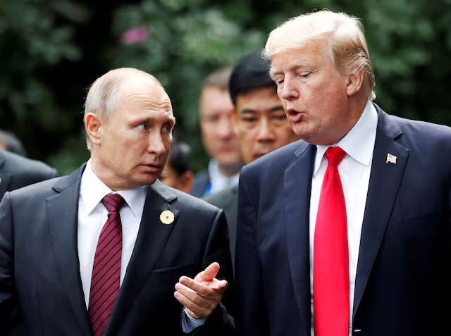 Tổng thống Mỹ Donald Trump (phải) và Tổng thống Nga Vladimir Putin trò chuyện khi cùng tham dự Hội nghị thượng đỉnh APEC ở Đà Nẵng, Việt Nam ngày 11/11/2017 - Ảnh: Reuters