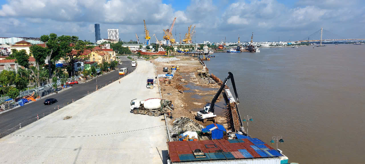 Dự án chỉnh trang sông Tam Bạc giai đoạn 2 đến nay đã hạn nhưng vẫn còn nhiều hạng mục dở dang.
