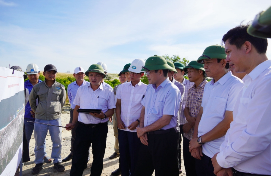 Phó Chủ tịch UBND tỉnh Quảng Trị Phan Phong Phú kiểm tra Dự án thành phần 1 - Đường ven biển tại thôn Tây Thôn, xã Sen Ngư