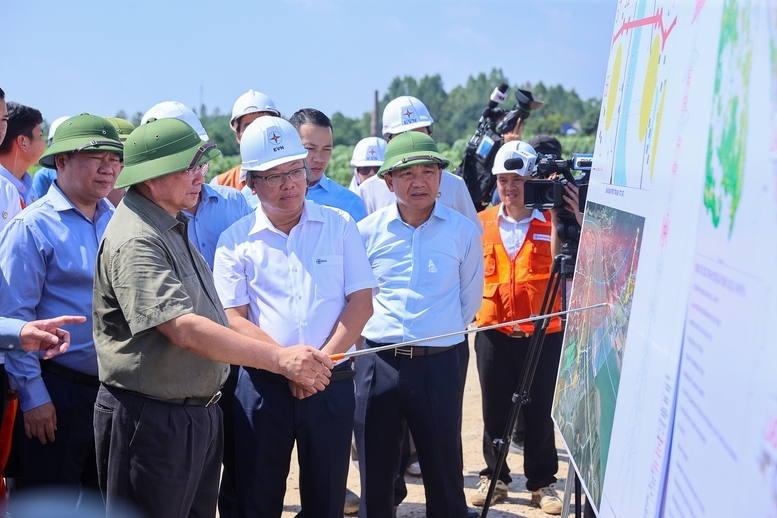 Thủ tướng kiểm tra tại vị trí cột móng VT369 trên địa bàn xã Dân Chủ 