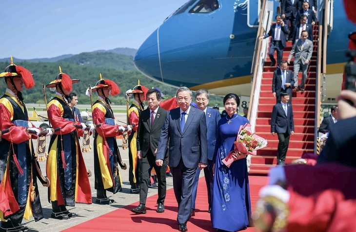 Hàng tiêu binh trong trang phục truyền thống Hàn Quốc chào đón Tổng Bí thư và Phu nhân. Ảnh: NGUYỄN HỒNG/Báo Thế giới và Việt Nam