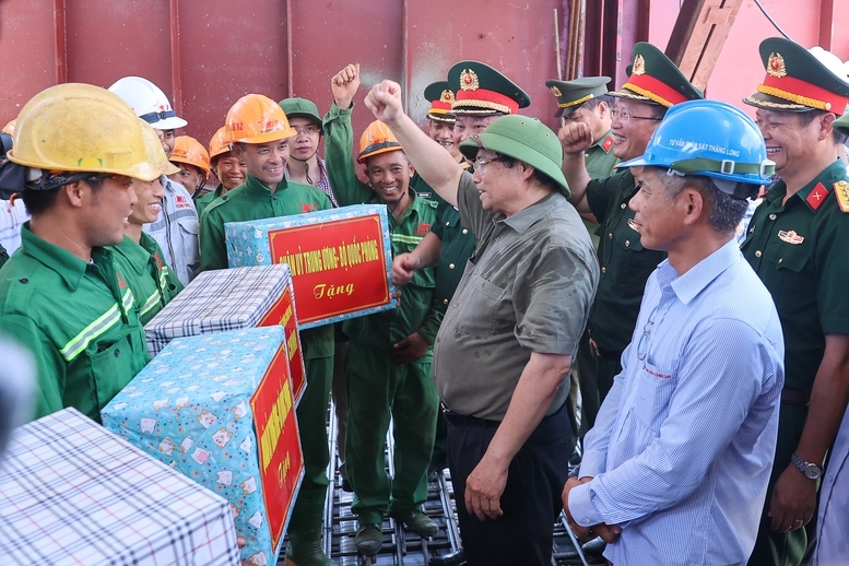 Thủ tướng tặng quà cho công nhân thi công cầu Phong Châu. Ảnh: VGP