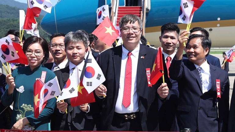 Cán bộ, nhân viên Đại sứ quán, cộng đồng người Việt Nam tại Hàn Quốc đón Tổng Bí thư Tô Lâm và Phu nhân cùng Đoàn đại biểu cấp cao Việt Nam tại sân bay quân sự Seongnam, thủ đô Seoul. Ảnh: Thống Nhất/TTXVN