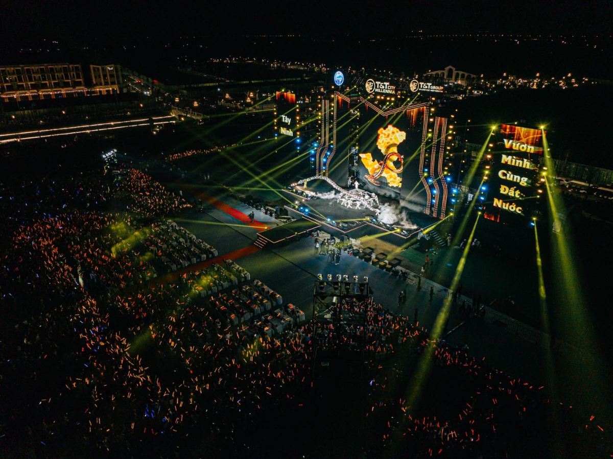 Đại nhạc hội đã đưa hàng chục nghìn khán giả bước vào hành trình nghệ thuật đỉnh cao với hiệu ứng âm thanh - ánh sáng mãn nhãn.