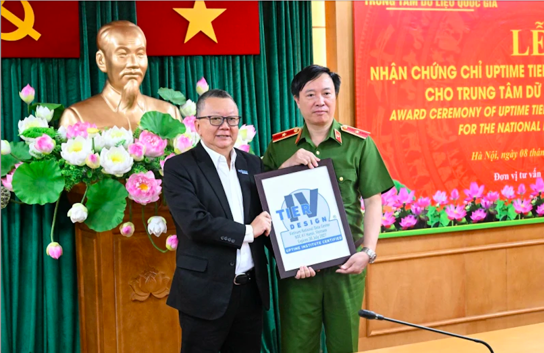 Ông Patrick Chan, Phó Chủ tịch khu vực Châu Á, Uptime Institute trao cho Thiếu tướng Nguyễn Ngọc Cương chứng chỉ Uptime Tier IV.