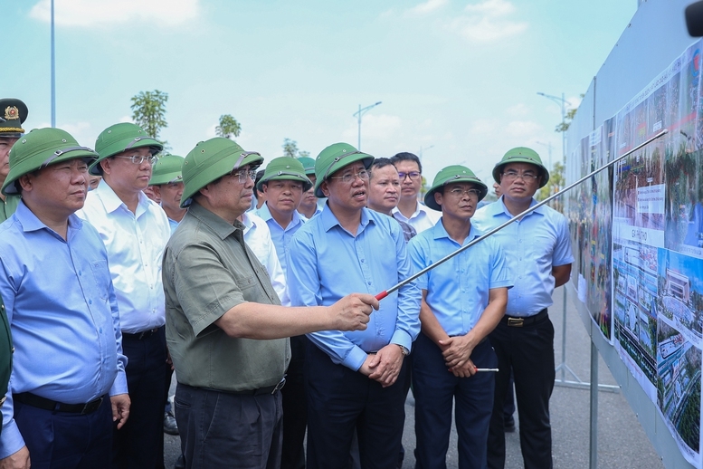 Thủ tướng chỉ đạo các đơn vị về dự án đường sắt Lào Cai - Hà Nội - Hải Phòng. Ảnh: VGP.