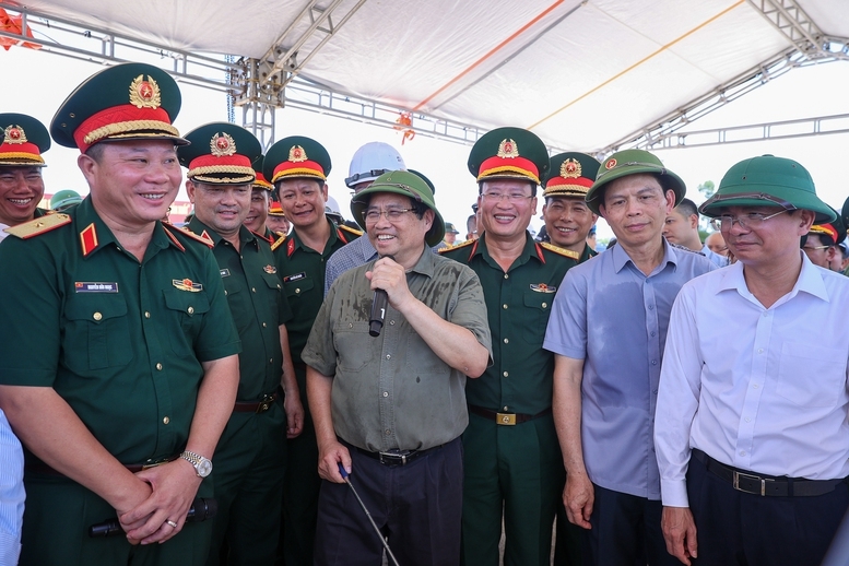 Thủ tướng trao đổi với các đơn vị liên quan khi kiểm tra tiến độ dự án cầu Phong Châu. Ảnh: VGP/Nhật Bắc
