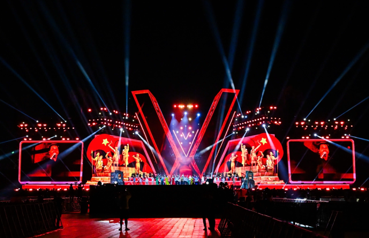 Phần âm nhạc của chương trình được dàn dựng công phu, kết hợp hòa quyện giữa nghệ thuật - lịch sử - điện ảnh.