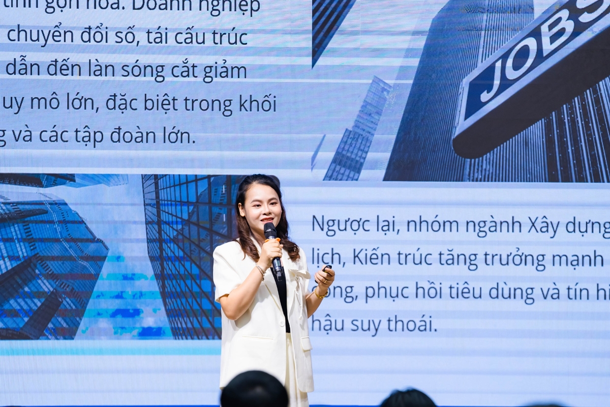 “Nếu trước đây, các ngành như xuất nhập khẩu, IT, kế toán và nhân sự được coi là “nóng”, thậm chí sinh viên IT còn được các doanh nghiệp “đặt hàng” ngay từ khi còn ngồi trên ghế nhà trường, thì hiện nay, xu hướng tuyển dụng đã thay đổi”