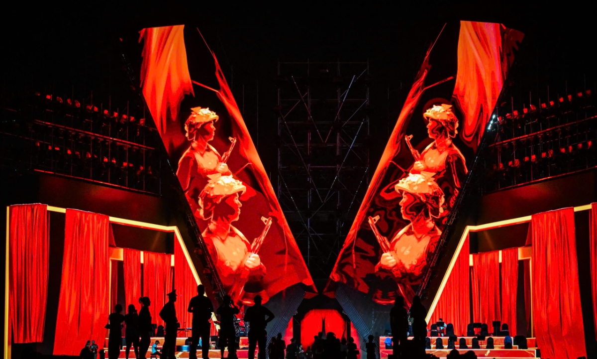 Sân khấu chữ V khổng lồ cao 26m - biểu tượng của Việt Nam và Chiến thắng.