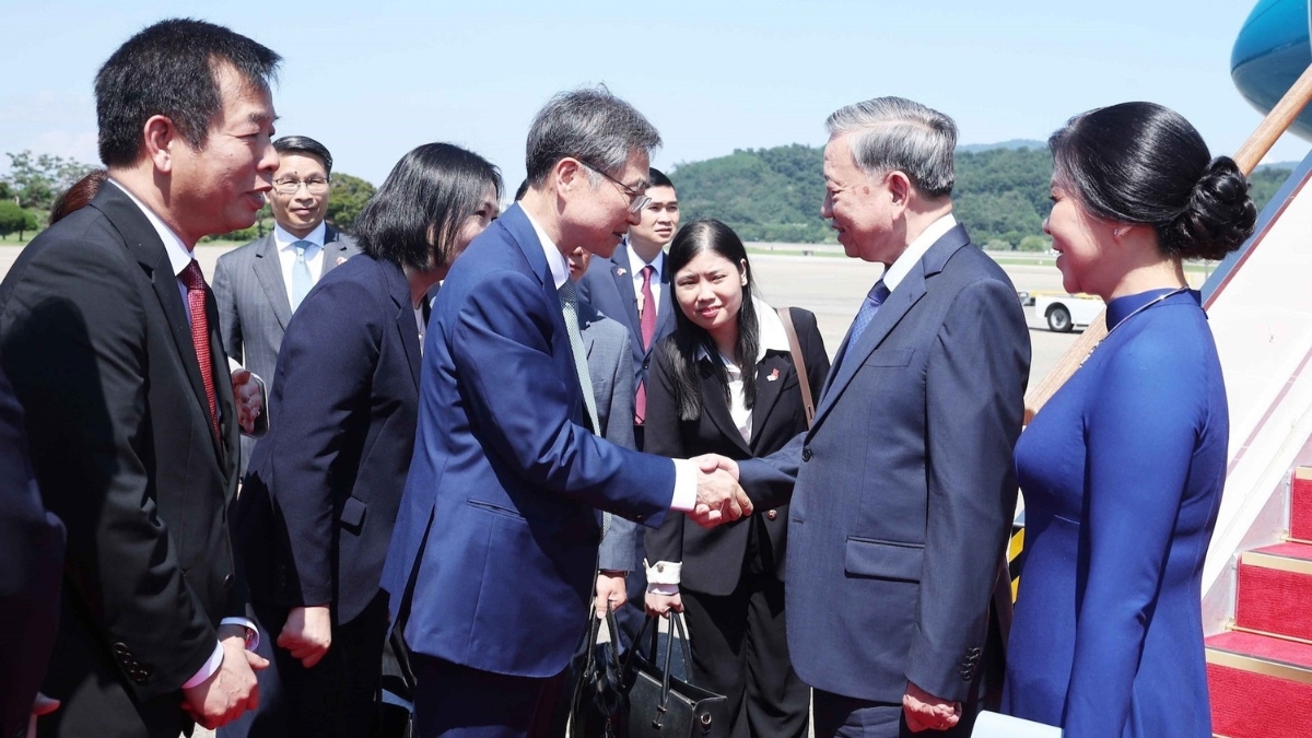 Bộ trưởng Ngoại giao Cho Hyun cùng các quan chức Hàn Quốc đón Tổng Bí thư Tô Lâm và Phu nhân cùng Đoàn đại biểu cấp cao Việt Nam tại sân bay quân sự Seongnam, thủ đô Seoul. Ảnh: Thống Nhất/TTXVN