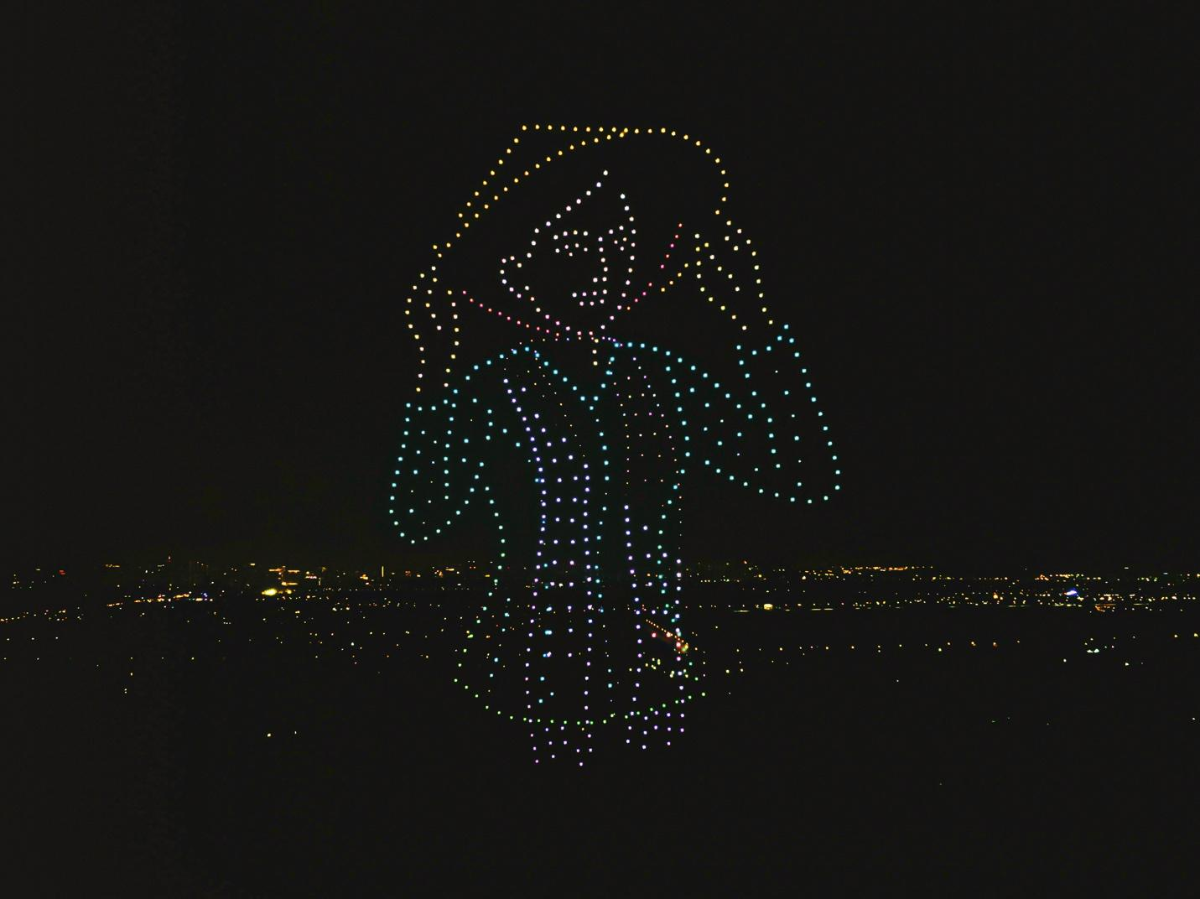 Đó là hình ảnh người con gái Nam Bộ với chiếc áo bà ba giản dị, tấm khăn rằn thân thương - biểu tượng của một Nam Bộ hiền hòa mà bất khuất. Từ ruộng đồng đến chiến khu, từ sông nước đến thành thị, bản sắc ấy chưa từng phai nhòa, vẫn bền bỉ chảy trong mạch nguồn di sản. 