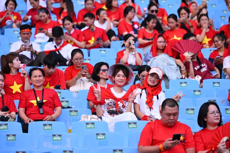 Từ trưa, nhiều nơi ở nội thành Hà Nội có mưa lớn kéo dài, nhưng cơn mưa không làm giảm bước chân khán giả. Đến khoảng 17h, trời quang mây, gió mát, bầu không khí trong và ngoài sân càng thêm sôi động.