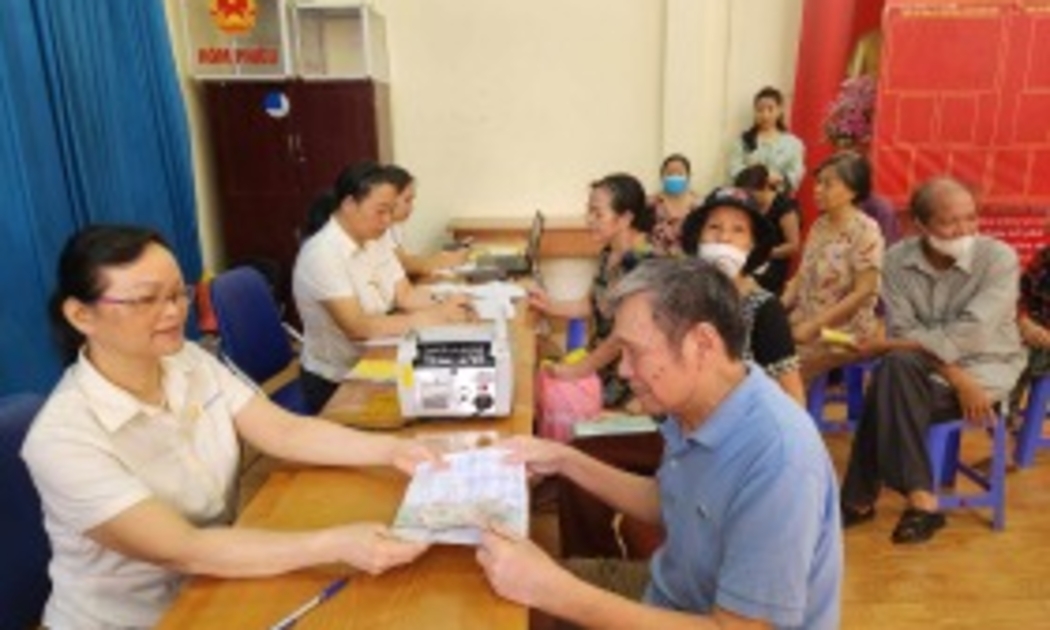 Chi trả chế độ trợ cấp cho người cao tuổi. Ảnh: TH.