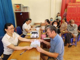 Chi trả chế độ trợ cấp cho người cao tuổi. Ảnh: TH.