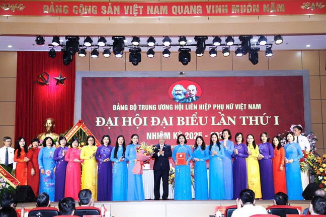 Ông Đỗ Văn Chiến trao Quyết định chỉ định nhân sự tham gia Ban Chấp hành, Ban Thường vụ, chỉ định Bí thư, Phó Bí thư Đảng ủy Trung ương Hội Liên hiệp Phụ nữ Việt Nam nhiệm kỳ 2025-2030. Ảnh: mattran.org.vn.