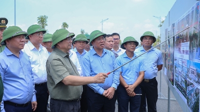 PM examines construction of key infrastructure projects in Phu Tho province