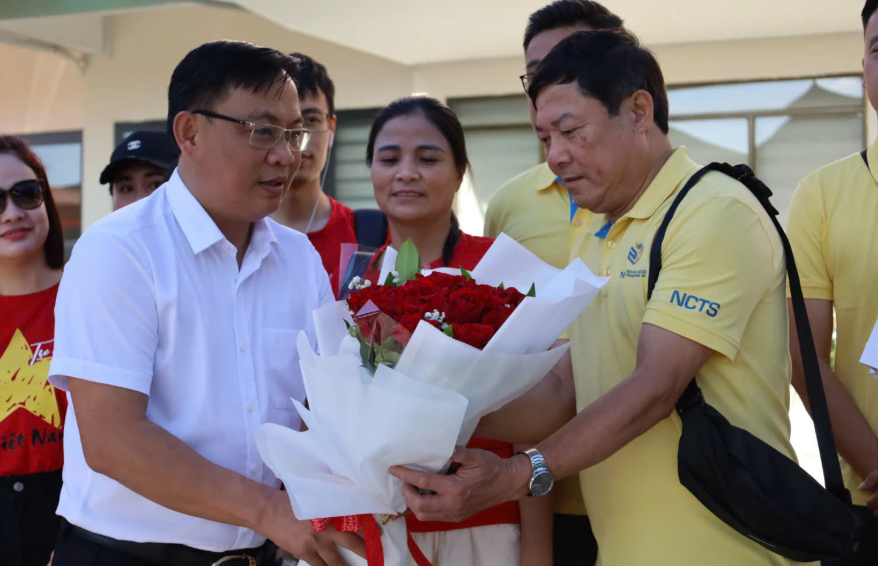 Đại diện Trung tâm Xúc tiến Du lịch tỉnh Quảng Trị tặng hoa chúc mừng du khách trên chuyến tàu JQB1. Ảnh: Diệu Hương