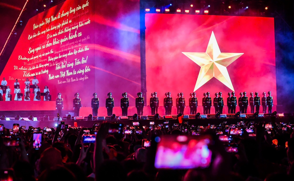 Điểm nhấn thứ hai của concert “Tổ quốc trong tim” là sự xuất hiện của 68 quân nhân thuộc Trường Sĩ quan Lục quân 1, những người từng đại diện cho Quân đội nhân dân Việt Nam tham gia Lễ duyệt binh tại Quảng trường Đỏ (Moscow, Nga) nhân kỷ niệm 80 năm Chiến thắng trong Chiến tranh Vệ quốc vĩ đại” (9/5/1945–9/5/2025).