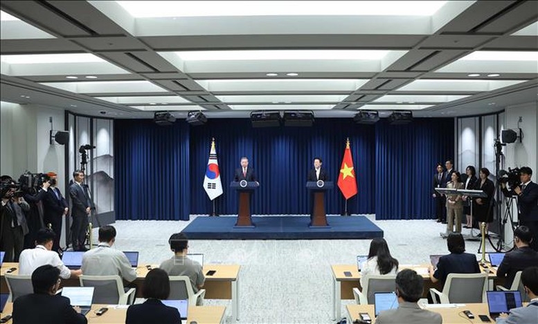 Tổng Bí thư Tô Lâm và Tổng thống Hàn Quốc Lee Jae Myung chủ trì buổi gặp gỡ báo chí thông tin về kết quả hội đàm. Ảnh: TTXVN