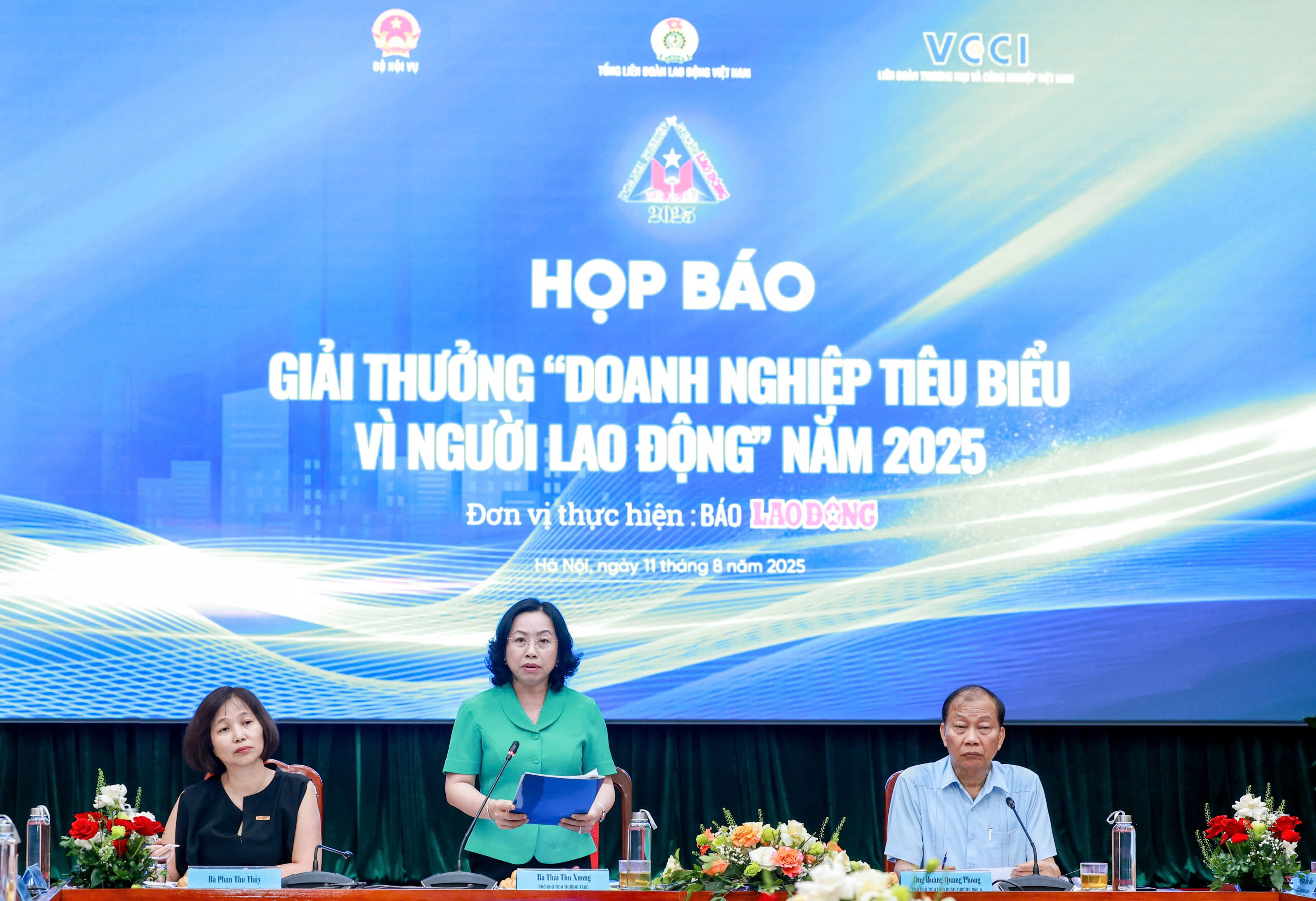 Thông tin về các doanh nghiệp tiêu biểu về người lao động. Ảnh: Tô Thế. 