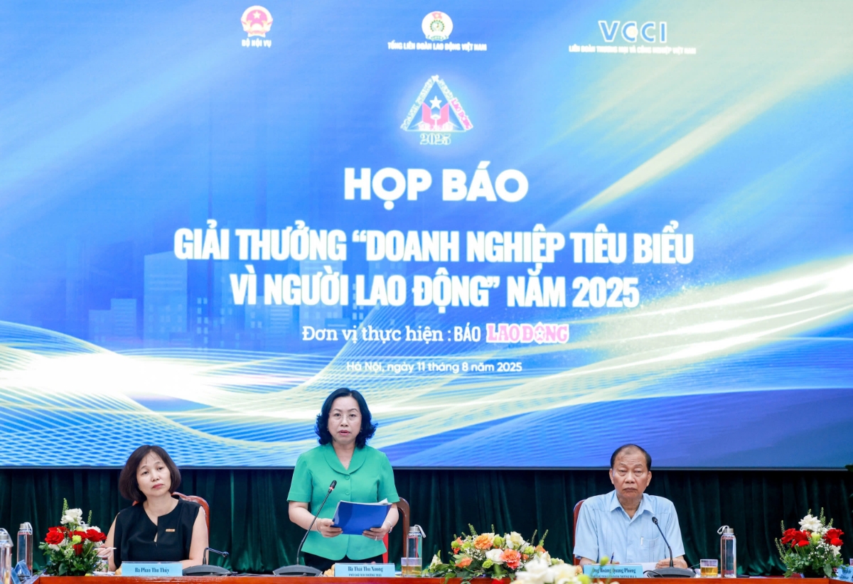 Thông tin về các doanh nghiệp tiêu biểu về người lao động. Ảnh: Tô Thế. 