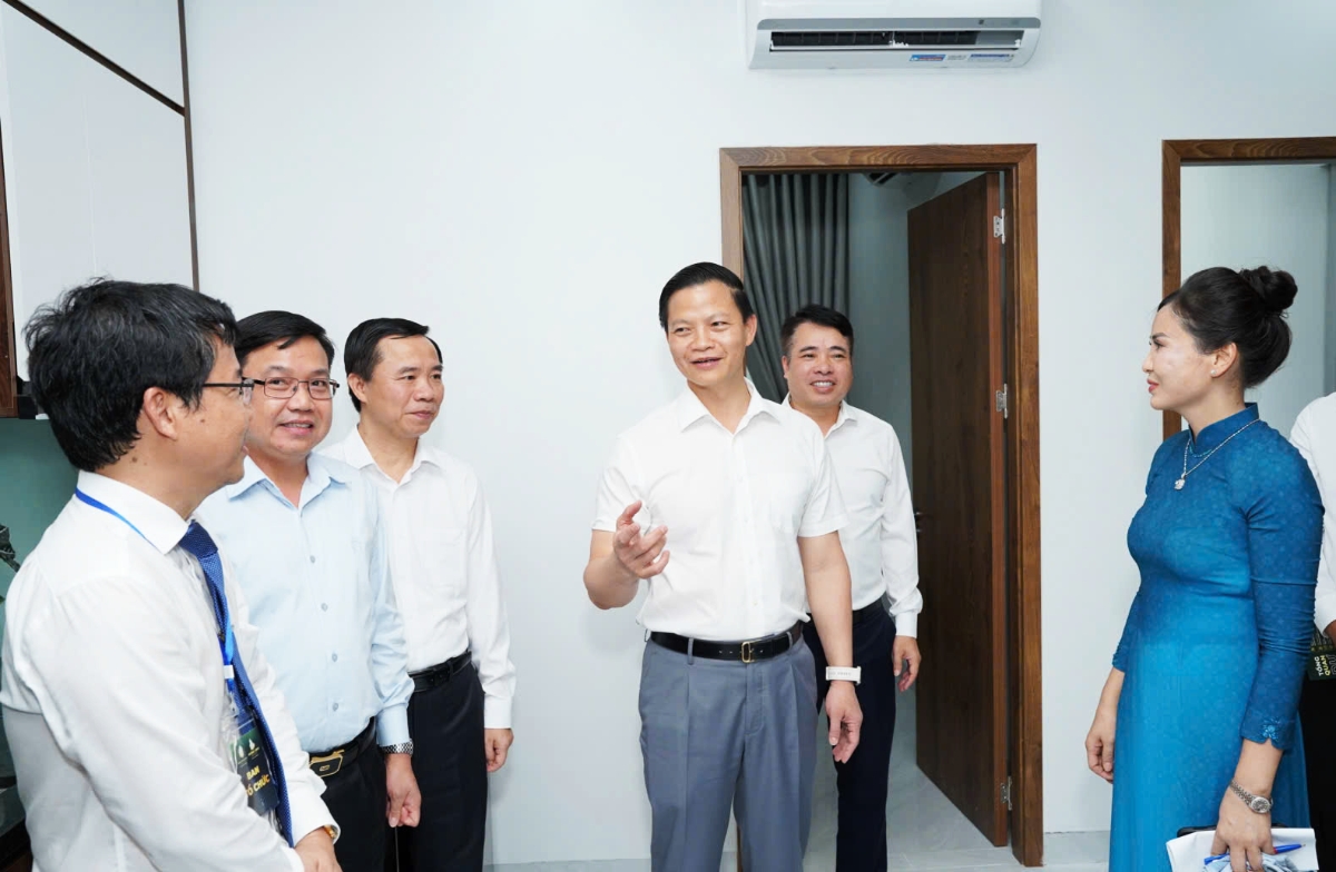Chủ tịch UBND tỉnh Bắc Ninh Vương Quốc Tuấn (thứ 3 từ phải qua) tham quan căn hộ mẫu của dự án