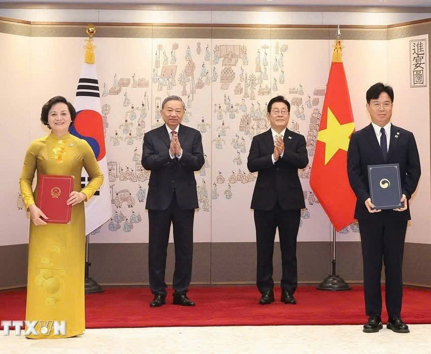 Bộ trưởng Bộ Nội vụ Việt Nam Phạm Thị Thanh Trà và Bộ trưởng Bộ Việc làm và Lao động Hàn Quốc Kim Young Hoon trao Bản ghi nhớ về phái cử và tiếp nhận lao động sang làm việc tại Hàn Quốc