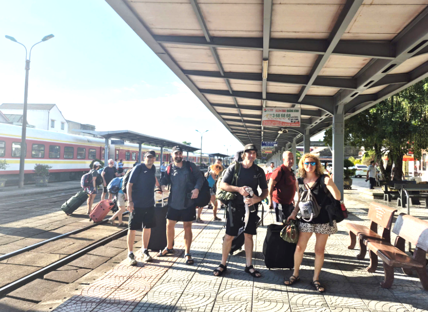 Du khách nước ngoài đến Quảng Trị trên chuyến tàu JQB1.&nbsp; Ảnh: Diệu Hương
