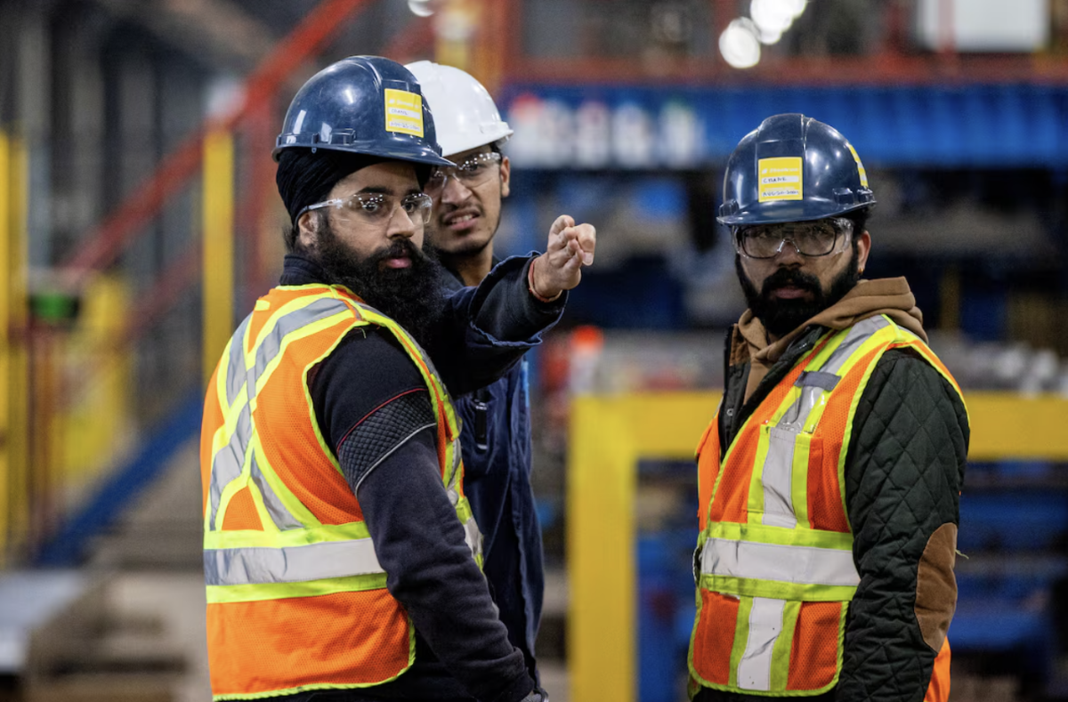 Lao động tại một nhà máy thép ở Ontario, Canada tháng 1/2025 - Ảnh: Reuters.