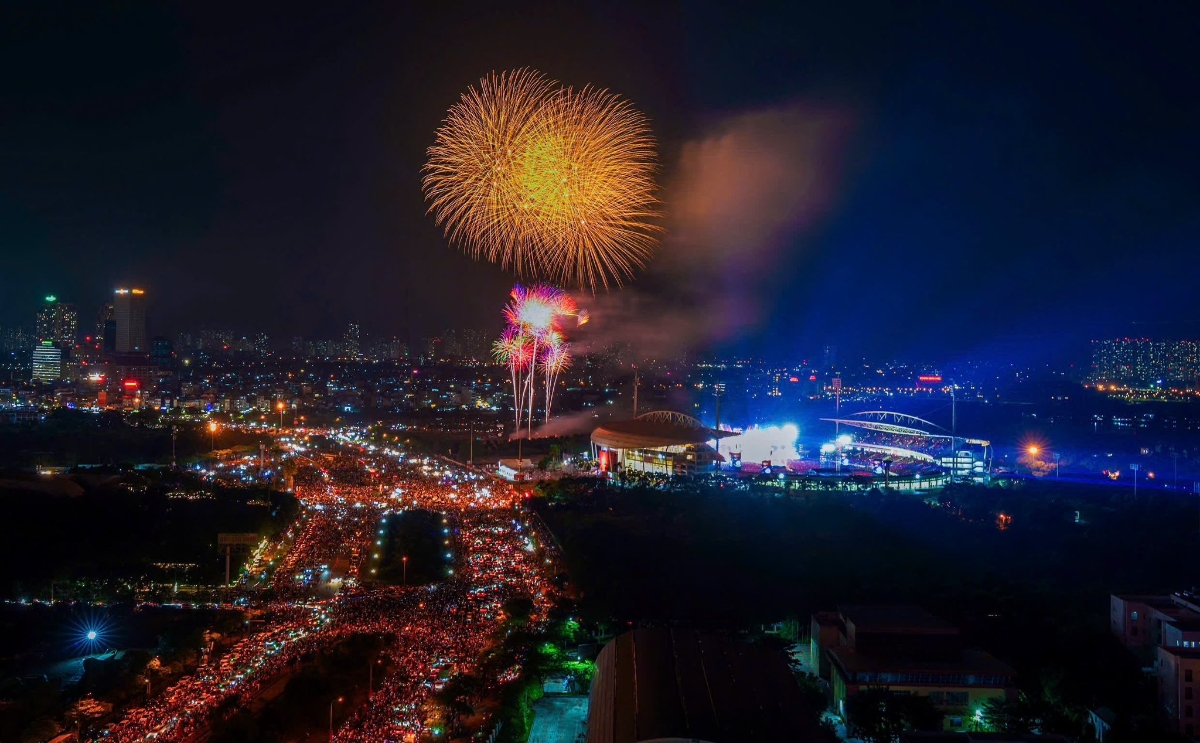 “Dòng chảy” khán giả rực đỏ quanh sân vận động Mỹ Đình khi chương trình kết thúc như những xúc cảm thăng hoa và niềm tự hào lan tỏa.