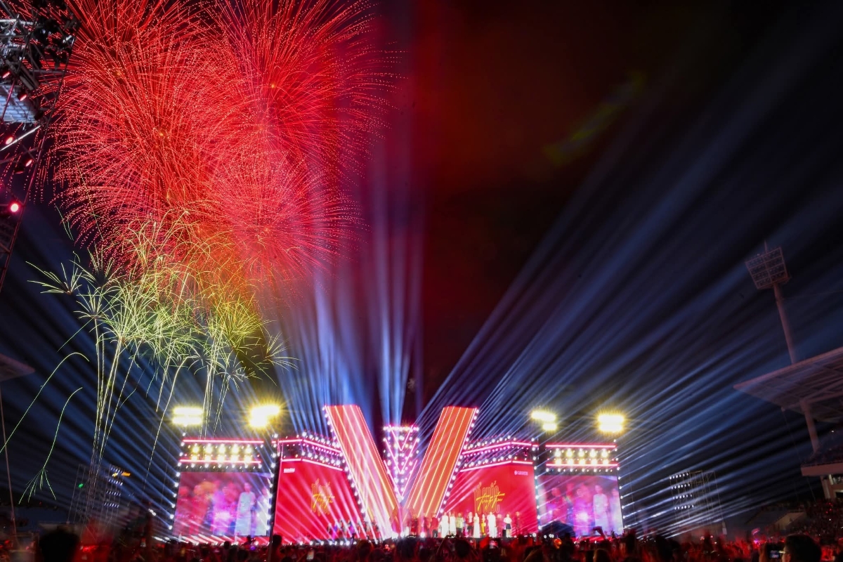 Điểm nhấn cuối của chương trình là màn pháo hoa nghệ thuật rực rỡ khép lại đại nhạc hội kéo dài 8 phút tại khu vực đường đua F1.