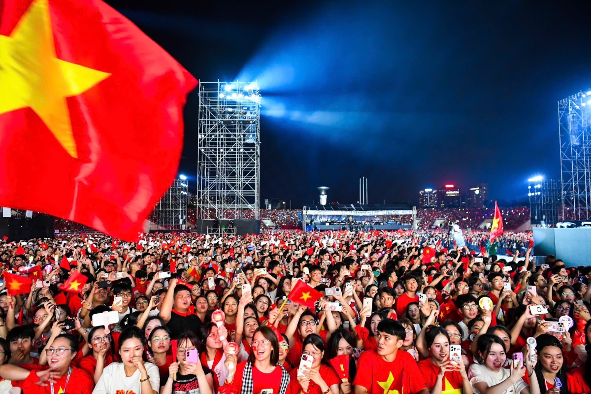 Đêm nhạc bùng nổ, đầy cảm xúc với sân khấu hoành tráng, những tiết mục hào hùng, ý nghĩa xuyên suốt gồm 3 chương: 