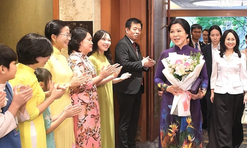 Các cô dâu chào đón Phu nhân Ngô Phương Ly - Ảnh: TTX VN
