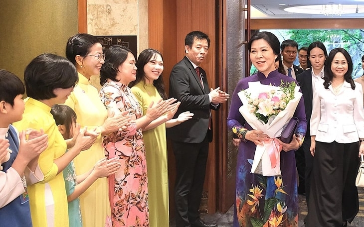 Các cô dâu chào đón Phu nhân Ngô Phương Ly - Ảnh: TTX VN