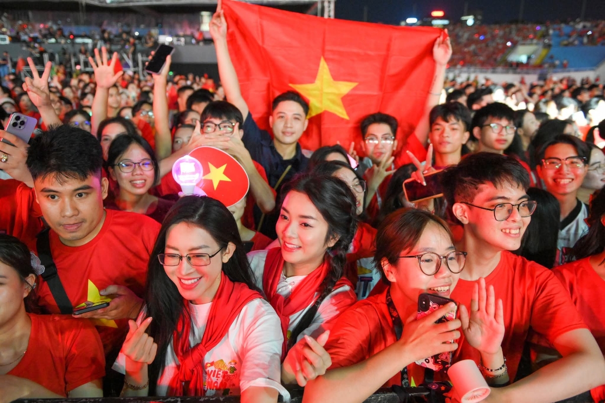 Một khán đài rực sắc đỏ của lòng yêu nước, của nhiệt huyết tuổi trẻ.