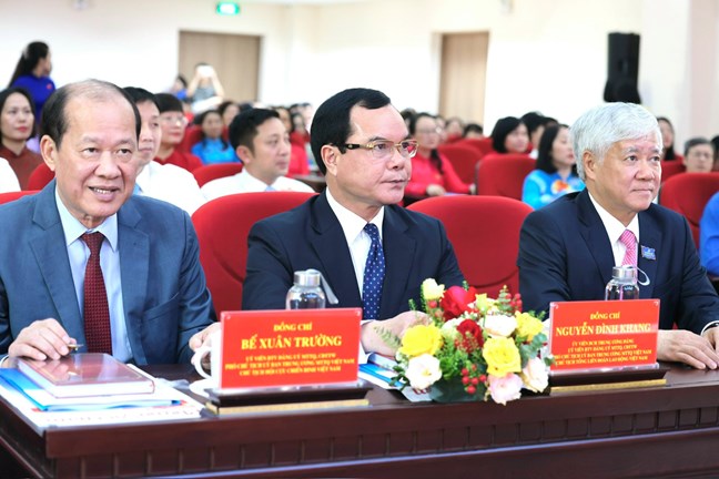 Ông Đỗ Văn Chiến, Ủy viên Bộ Chính trị, Bí thư Trung ương Đảng, Bí thư Đảng ủy Mặt trận Tổ quốc, các đoàn thể Trung ương, Chủ tịch Ủy ban Trung ương Mặt trận Tổ quốc Việt Nam cùng đại biểu tham dự Đại hội. Ảnh: mattran.org.vn.