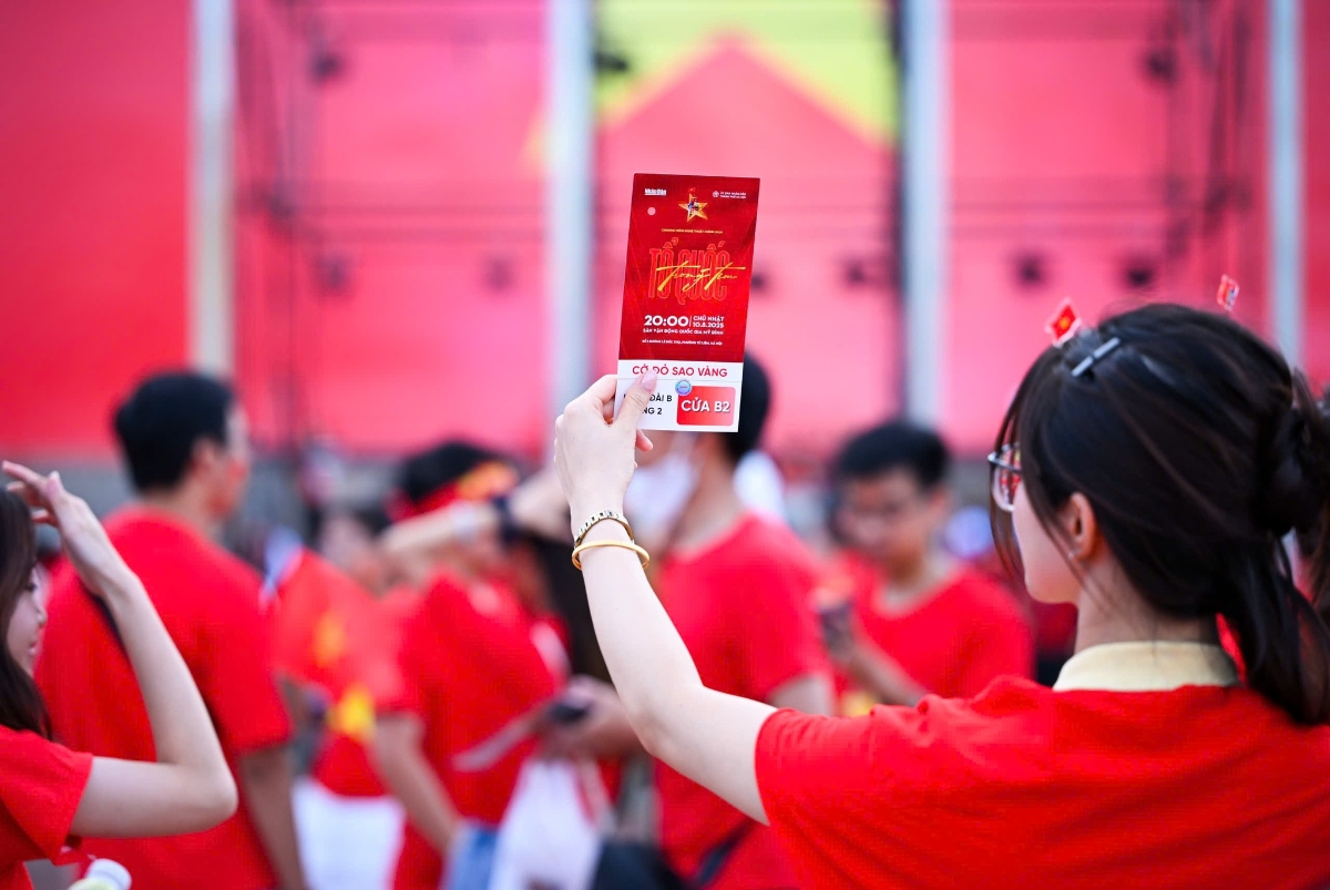 Ngay từ đầu giờ chiều 10/8, từng dòng người đã hướng về Sân vận động quốc gia Mỹ Đình trong tâm trạng háo hức.