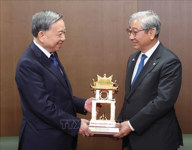 Tổng Bí thư Tô Lâm tặng quà lưu niệm cho Trường Đại học Yonsei. Ảnh: TTXVN