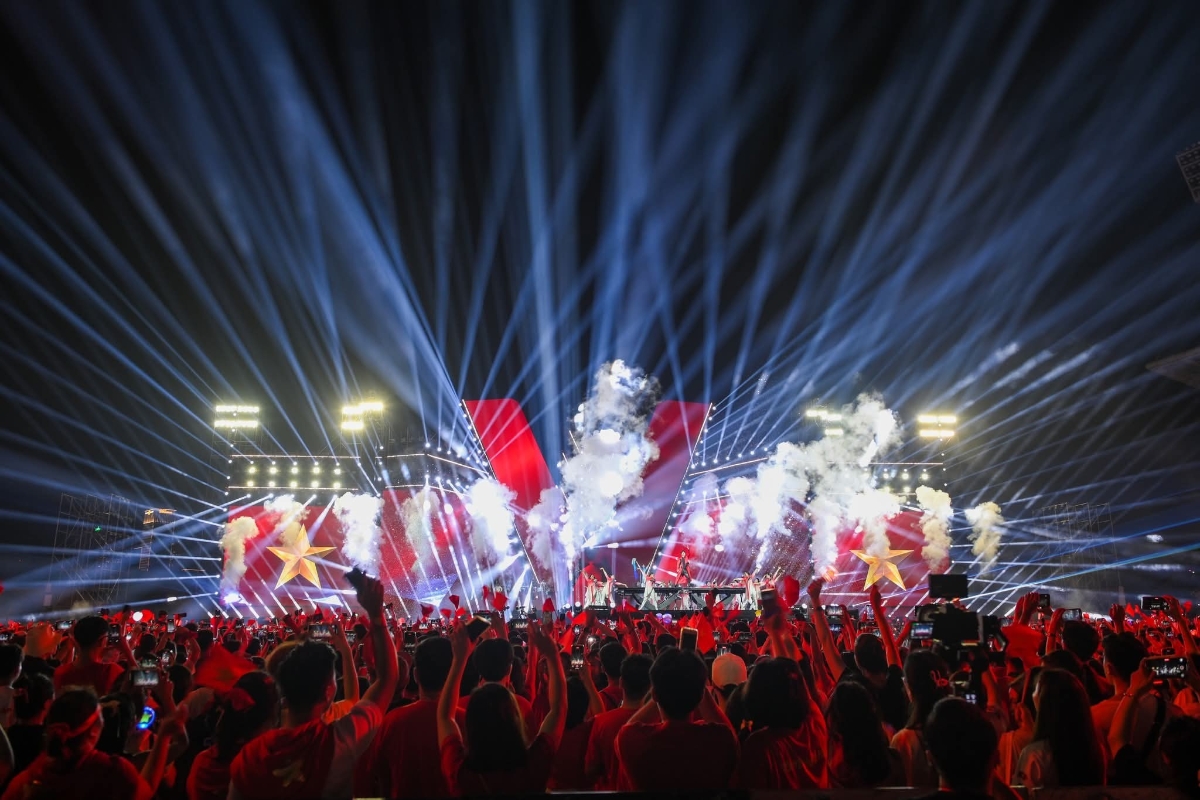 Toàn bộ không gian trình diễn được dàn dựng theo hình chữ V, cao 26 mét, như một tuyên ngôn sống động về tình yêu và niềm tự hào của mỗi người con đất Việt dành cho quê hương.