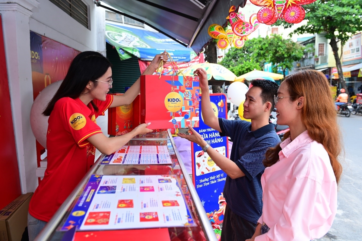 Thời điểm này nhiều đơn vị doanh nghiệp/ người
tiêu dùng đã mua dùng thử đầu vụ để khảo sát mức giá, lựa chọn nhân bánh yêu
thích phù hợp với nhu cầu.