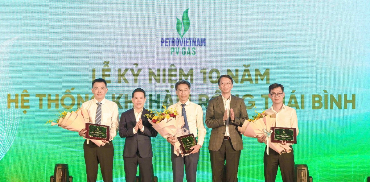 Lãnh đạo Petrovietnam và PV GAS vinh danh các tập thể, cá nhân có đóng góp xuất sắc cho sự phát triển của Hệ thống khí HRTB.