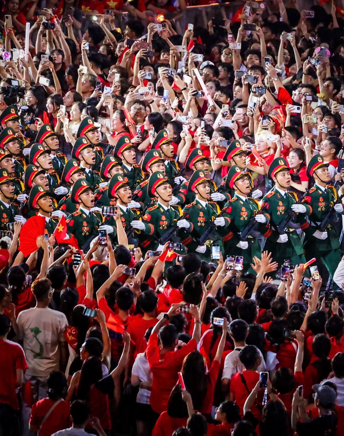 68 quân nhân của Trường Sĩ quan Lục quân 1 cũng tái hiện màn diễu binh hùng tráng tại Quảng trường Đỏ trong tiếng hò reo cổ vũ đầy tự hào của hàng vạn khán giả trên sân Mỹ Đình.