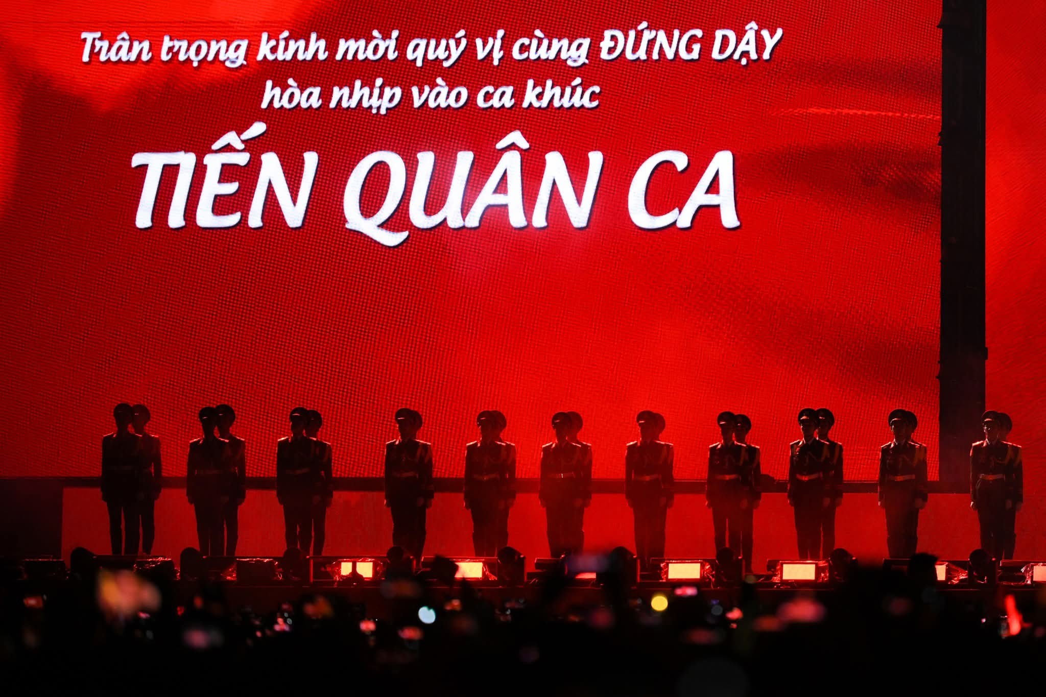 Điểm nhấn đáng nhớ nhất trong chương trình là khoảnh khắc mở đầu chương trình, hàng chục nghìn khán giả cùng đứng lên hòa chung tiếng hát trong bài “Tiến quân ca” của nhạc sĩ Văn Cao với cả hai phần lời.  